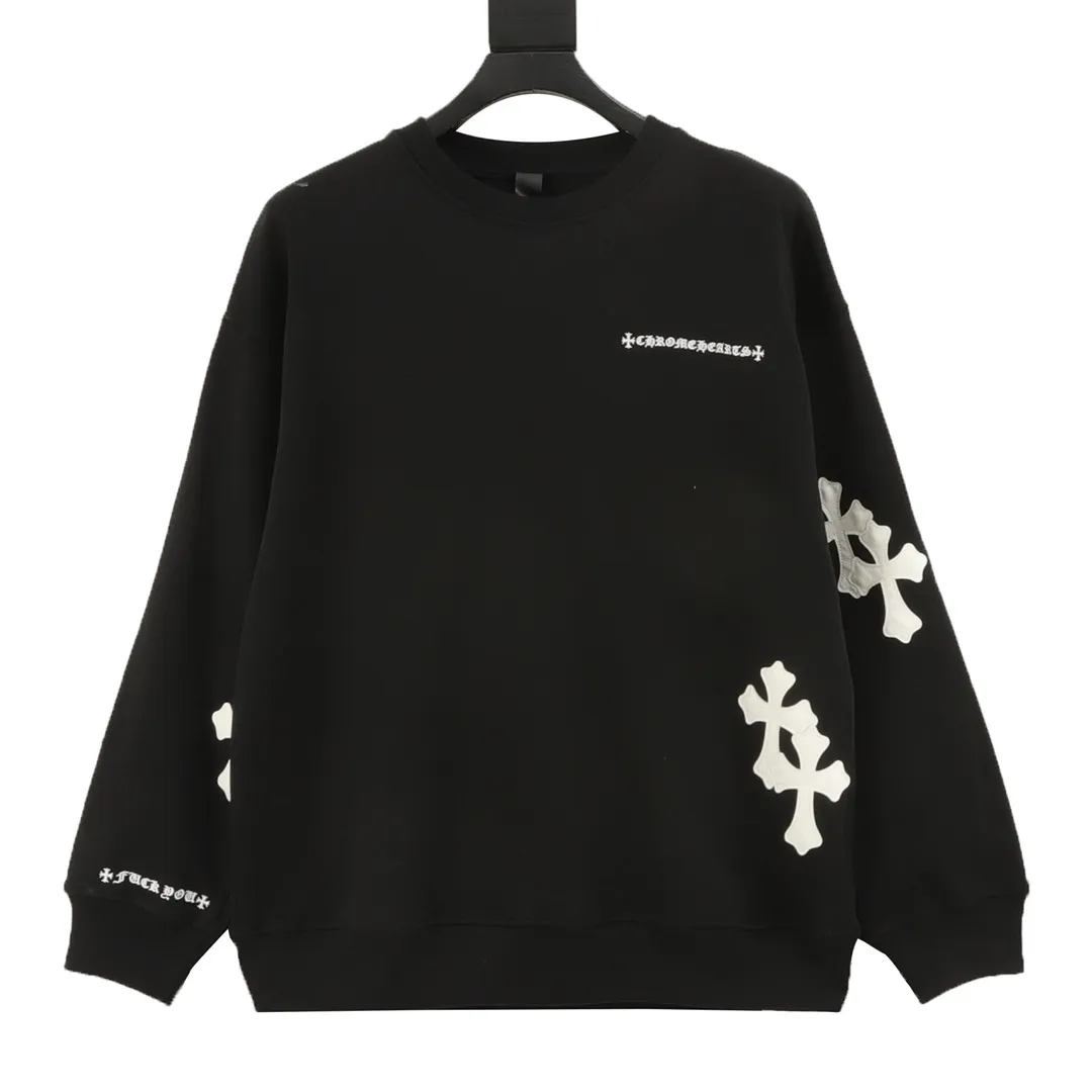 🅿️500 Chrome Hearts/Chrome Hearts 25Fw leather label cross patch embroidered round neck sweatshirt CH24 autumn and winter new leather cross flower cluster sweatshirt, Chrome Hearts has the religious spirit of the Middle Ages, so the cross pattern is indispensable. The cross pattern sewn with the three-dimensional leather label is spread all over the body. The overall clothing is matched with the same color leather label, which looks simple and elegant, and adds a sense of class, which can satisfy the cool style of fashionistas who pursue low-key luxury. 430 grams of 100% cotton terry, no gender restrictions, authentic grade! Color: black, white Size: XS-L